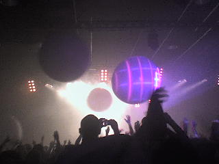 See those balloons!? They were massive and by the end of the show, had all been destroyed on hot lights. 
